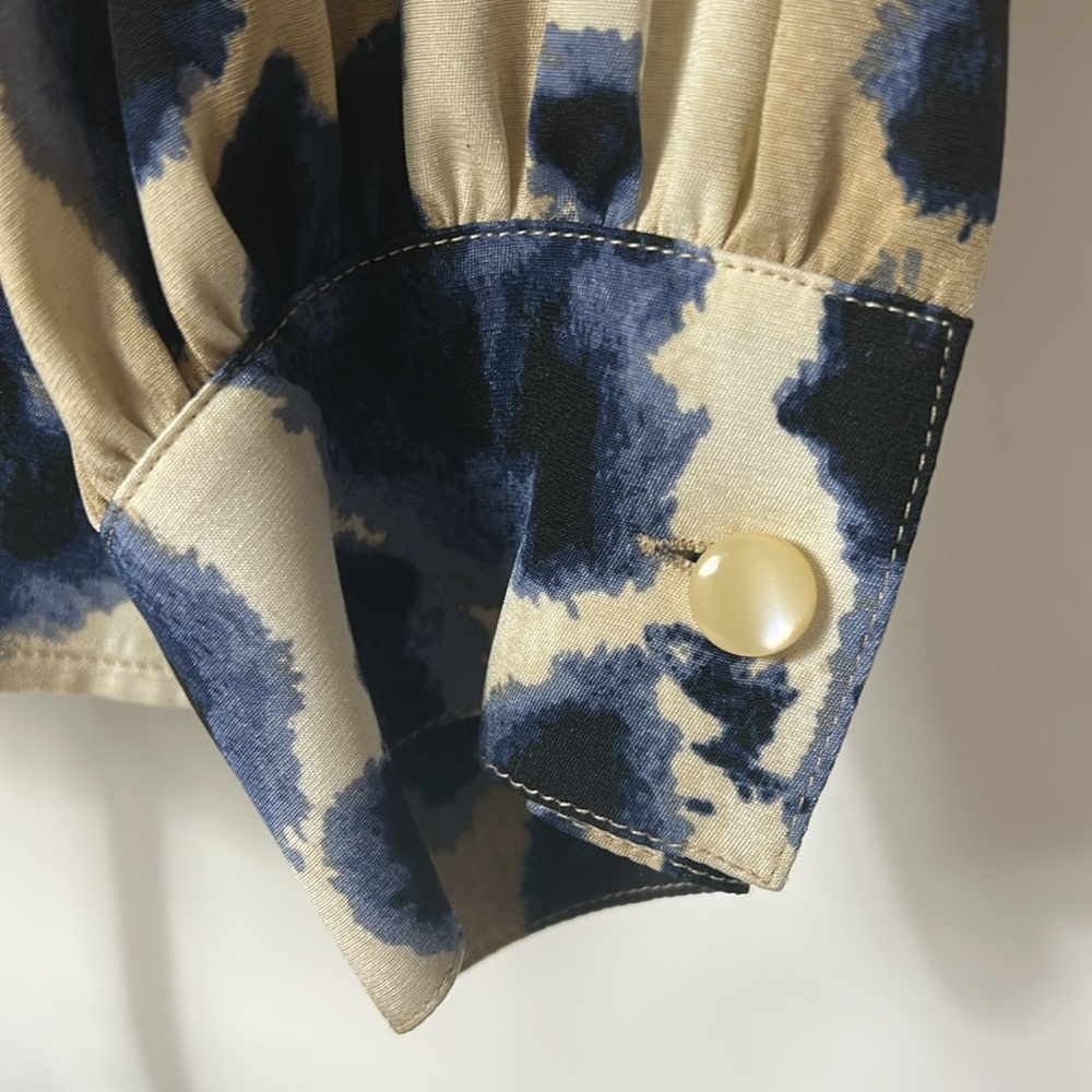 St. John Size Small Silk Blouse Button Front Scarf Accent Leopard Pattern Top - Picture 6 of 10